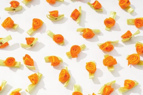 Mini svadobné ružičky našívky Orange 100ks