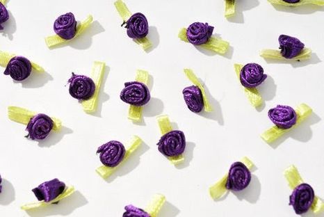 Mini svadobné ružičky našívky Purple 100ks