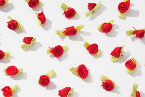 Mini svadobné ružičky našívky Red 100ks