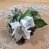 Vianočná halúzka Pine s kvietkom