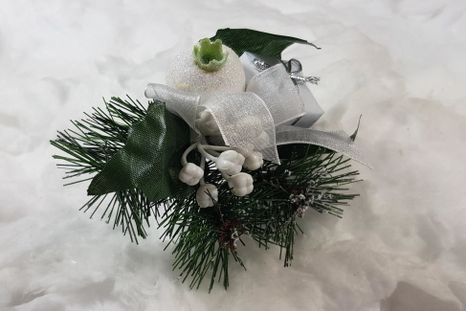 Vianočná halúzka White s darčekom
